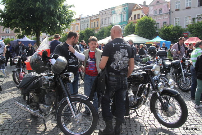 Motocyklowa nostalgia na leszczyńskim rynku (zdjęcia)