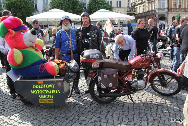 Motocyklowa nostalgia na leszczyńskim rynku (zdjęcia)