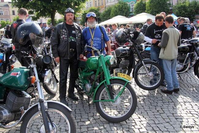 Motocyklowa nostalgia na leszczyńskim rynku (zdjęcia)