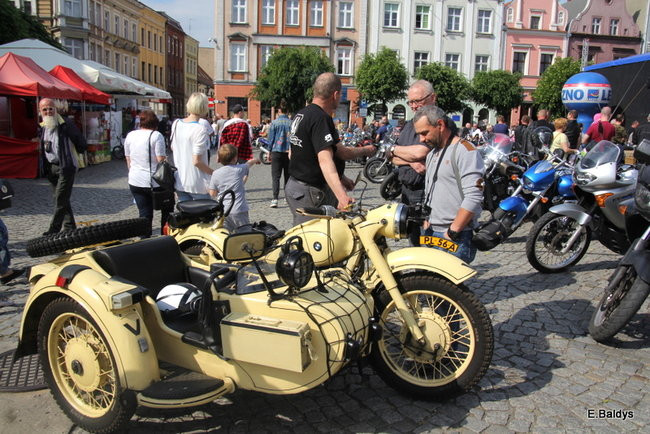 Motocyklowa nostalgia na leszczyńskim rynku (zdjęcia)