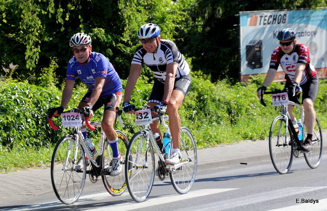 Kolarze na trasie. Grzegorz Brzechwa apeluje o rozwagę  (zdjęcia ze startu)
