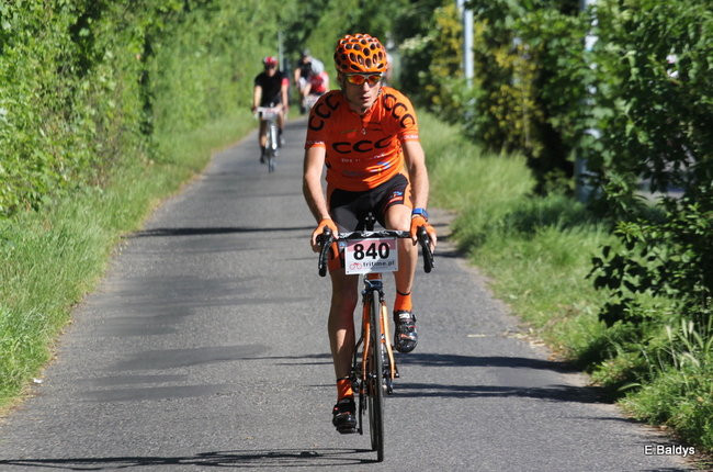 Kolarze na trasie. Grzegorz Brzechwa apeluje o rozwagę  (zdjęcia ze startu)