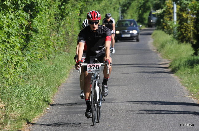 Kolarze na trasie. Grzegorz Brzechwa apeluje o rozwagę  (zdjęcia ze startu)