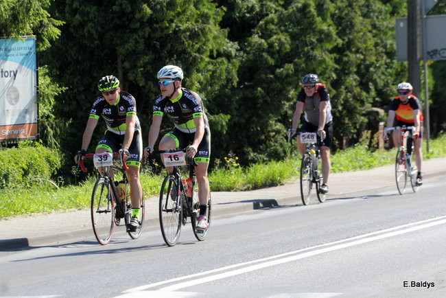 Kolarze na trasie. Grzegorz Brzechwa apeluje o rozwagę  (zdjęcia ze startu)