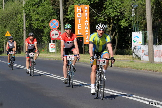 Kolarze na trasie. Grzegorz Brzechwa apeluje o rozwagę  (zdjęcia ze startu)
