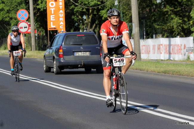 Kolarze na trasie. Grzegorz Brzechwa apeluje o rozwagę  (zdjęcia ze startu)