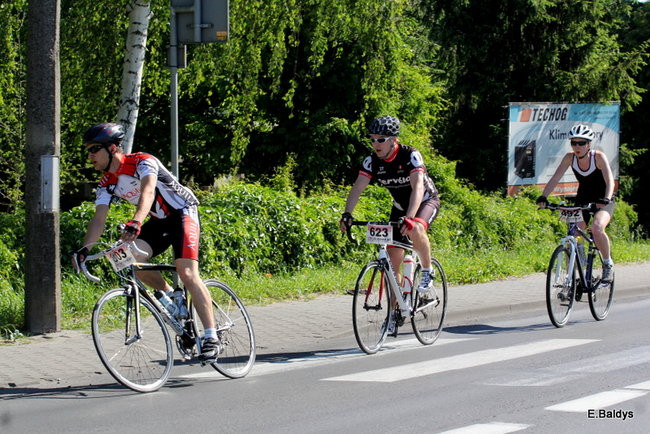Kolarze na trasie. Grzegorz Brzechwa apeluje o rozwagę  (zdjęcia ze startu)