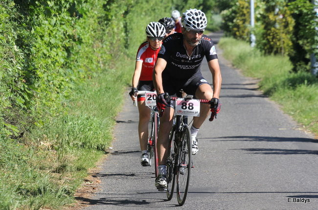 Kolarze na trasie. Grzegorz Brzechwa apeluje o rozwagę  (zdjęcia ze startu)