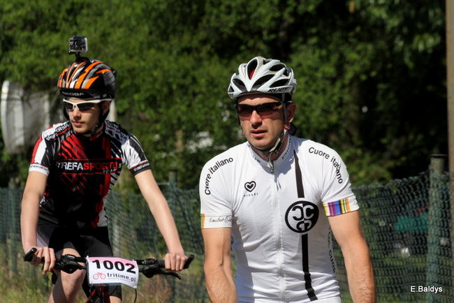 Kolarze na trasie. Grzegorz Brzechwa apeluje o rozwagę  (zdjęcia ze startu)