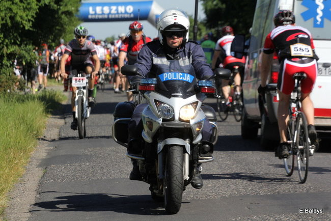 Kolarze na trasie. Grzegorz Brzechwa apeluje o rozwagę  (zdjęcia ze startu)