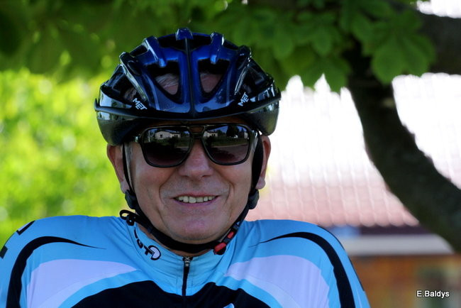 Kolarze na trasie. Grzegorz Brzechwa apeluje o rozwagę  (zdjęcia ze startu)