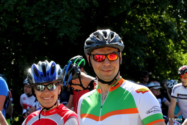 Kolarze na trasie. Grzegorz Brzechwa apeluje o rozwagę  (zdjęcia ze startu)