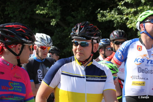 Kolarze na trasie. Grzegorz Brzechwa apeluje o rozwagę  (zdjęcia ze startu)