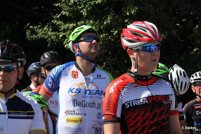 Kolarze na trasie. Grzegorz Brzechwa apeluje o rozwagę  (zdjęcia ze startu)
