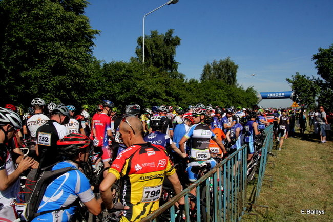 Kolarze na trasie. Grzegorz Brzechwa apeluje o rozwagę  (zdjęcia ze startu)