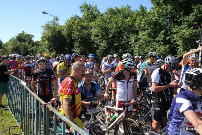 Kolarze na trasie. Grzegorz Brzechwa apeluje o rozwagę  (zdjęcia ze startu)