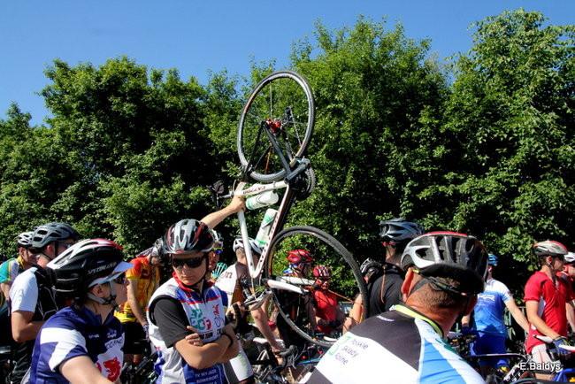 Kolarze na trasie. Grzegorz Brzechwa apeluje o rozwagę  (zdjęcia ze startu)