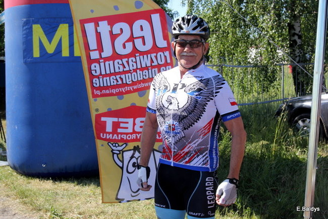 Kolarze na trasie. Grzegorz Brzechwa apeluje o rozwagę  (zdjęcia ze startu)