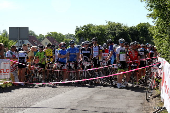 Kolarze na trasie. Grzegorz Brzechwa apeluje o rozwagę  (zdjęcia ze startu)