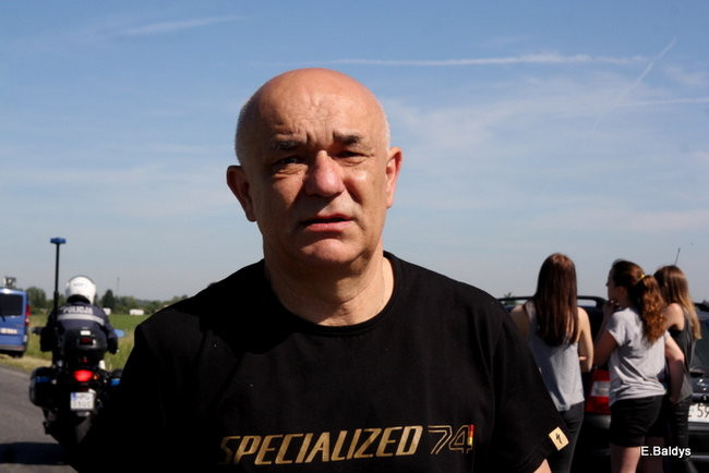 Kolarze na trasie. Grzegorz Brzechwa apeluje o rozwagę  (zdjęcia ze startu)