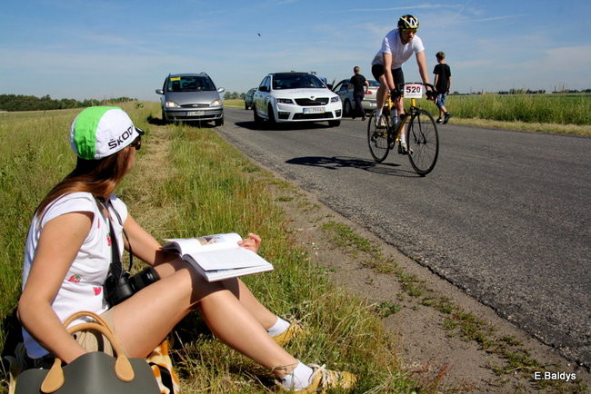 Kolarze na trasie. Grzegorz Brzechwa apeluje o rozwagę  (zdjęcia ze startu)