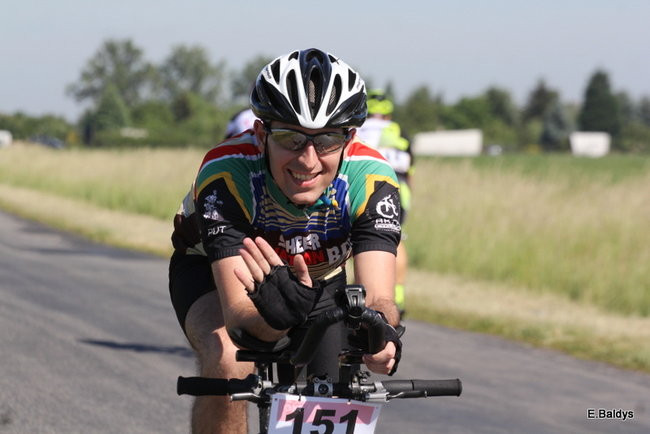 Kolarze na trasie. Grzegorz Brzechwa apeluje o rozwagę  (zdjęcia ze startu)