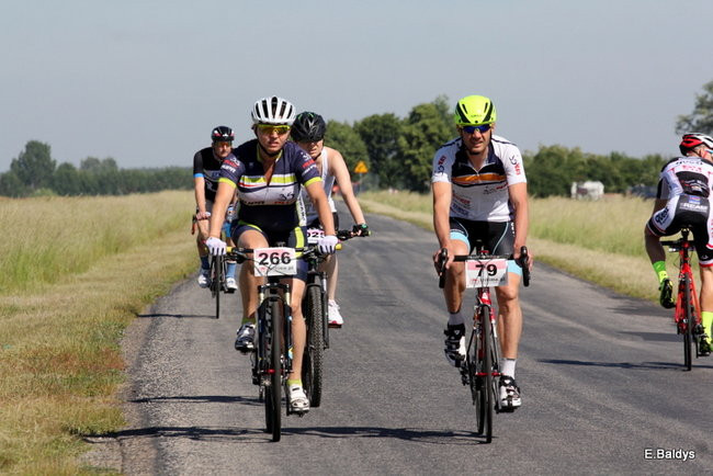 Kolarze na trasie. Grzegorz Brzechwa apeluje o rozwagę  (zdjęcia ze startu)