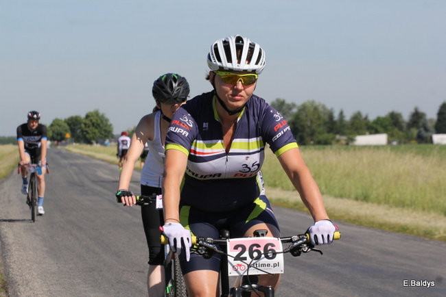 Kolarze na trasie. Grzegorz Brzechwa apeluje o rozwagę  (zdjęcia ze startu)