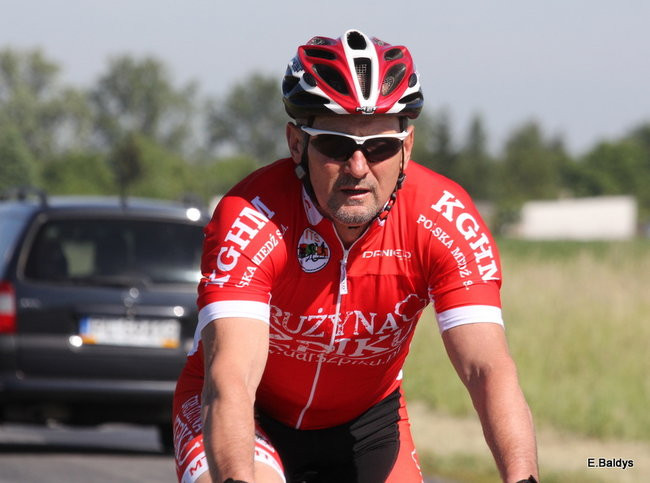 Kolarze na trasie. Grzegorz Brzechwa apeluje o rozwagę  (zdjęcia ze startu)