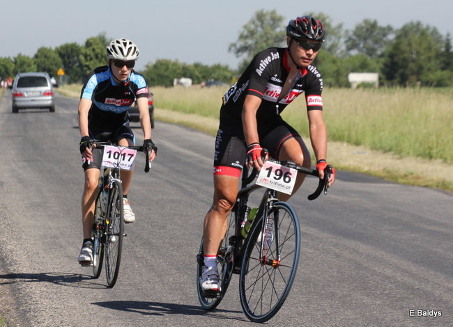 Kolarze na trasie. Grzegorz Brzechwa apeluje o rozwagę  (zdjęcia ze startu)