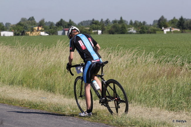 Kolarze na trasie. Grzegorz Brzechwa apeluje o rozwagę  (zdjęcia ze startu)