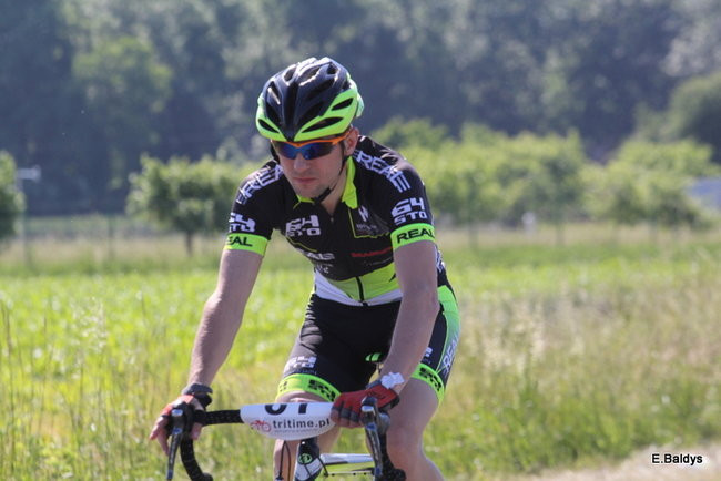 Kolarze na trasie. Grzegorz Brzechwa apeluje o rozwagę  (zdjęcia ze startu)