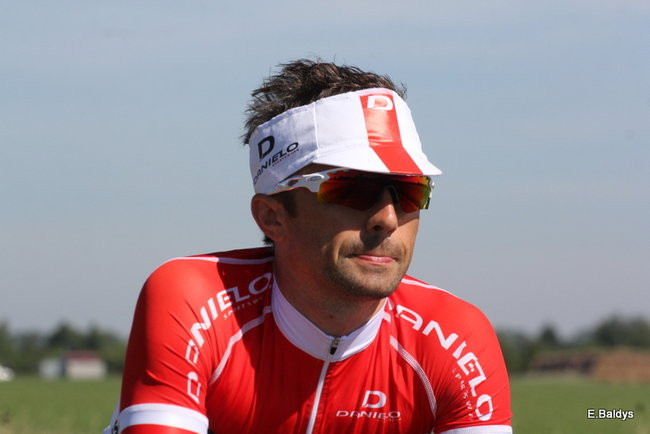 Kolarze na trasie. Grzegorz Brzechwa apeluje o rozwagę  (zdjęcia ze startu)