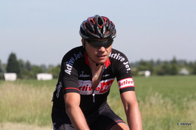 Kolarze na trasie. Grzegorz Brzechwa apeluje o rozwagę  (zdjęcia ze startu)