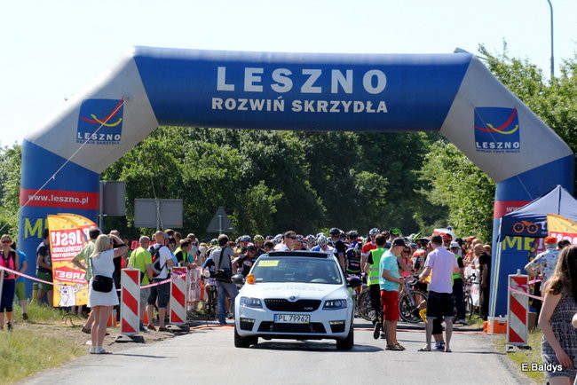 Kolarze na trasie. Grzegorz Brzechwa apeluje o rozwagę  (zdjęcia ze startu)