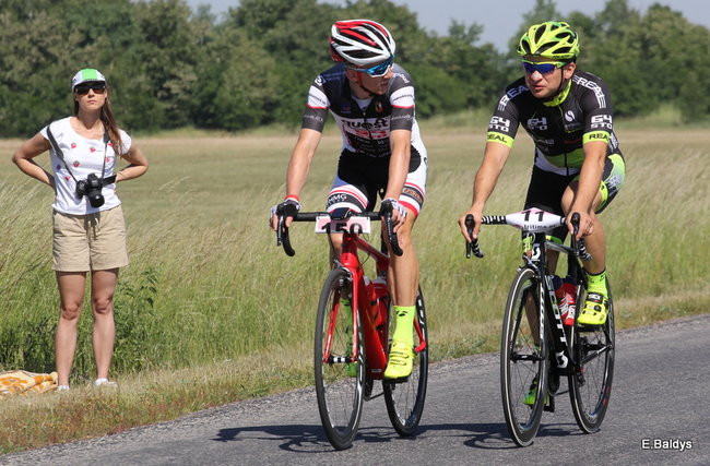 Kolarze na trasie. Grzegorz Brzechwa apeluje o rozwagę  (zdjęcia ze startu)