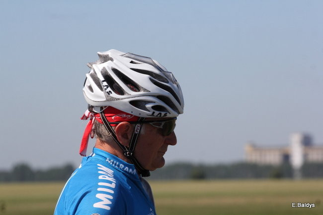 Kolarze na trasie. Grzegorz Brzechwa apeluje o rozwagę  (zdjęcia ze startu)