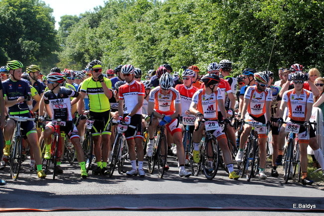 Kolarze na trasie. Grzegorz Brzechwa apeluje o rozwagę  (zdjęcia ze startu)