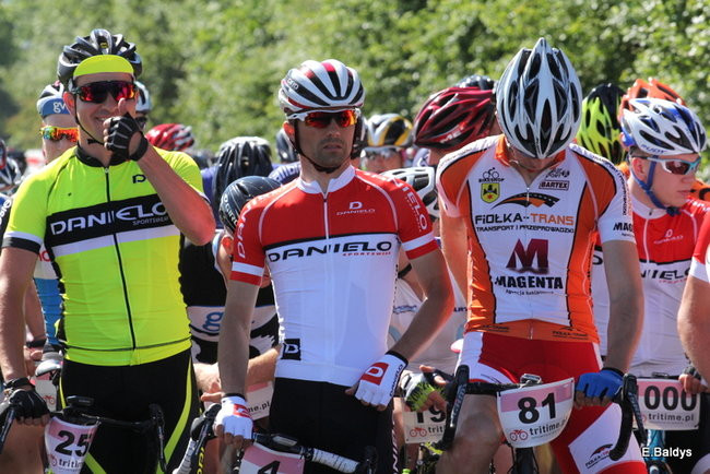Kolarze na trasie. Grzegorz Brzechwa apeluje o rozwagę  (zdjęcia ze startu)