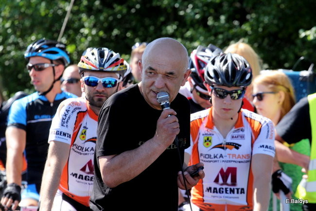 Kolarze na trasie. Grzegorz Brzechwa apeluje o rozwagę  (zdjęcia ze startu)