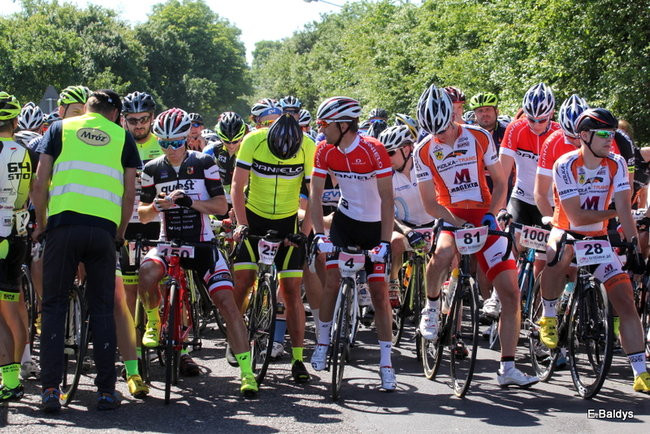 Kolarze na trasie. Grzegorz Brzechwa apeluje o rozwagę  (zdjęcia ze startu)