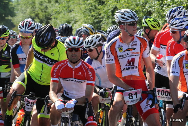 Kolarze na trasie. Grzegorz Brzechwa apeluje o rozwagę  (zdjęcia ze startu)