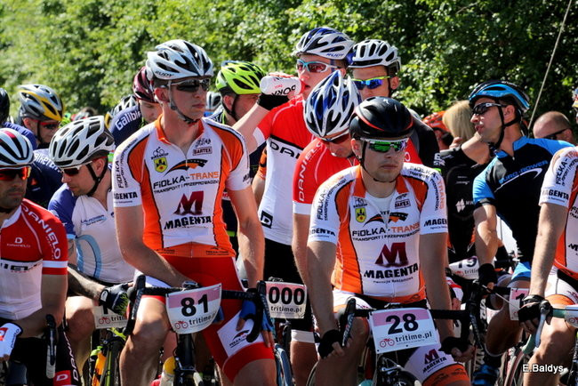Kolarze na trasie. Grzegorz Brzechwa apeluje o rozwagę  (zdjęcia ze startu)