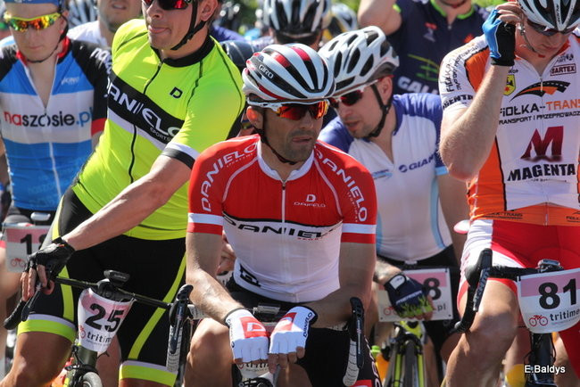 Kolarze na trasie. Grzegorz Brzechwa apeluje o rozwagę  (zdjęcia ze startu)