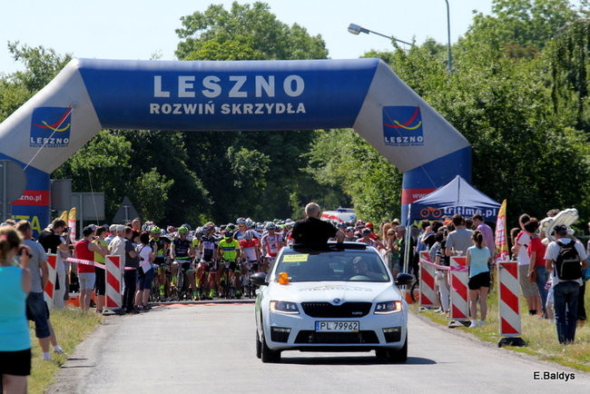 Kolarze na trasie. Grzegorz Brzechwa apeluje o rozwagę  (zdjęcia ze startu)