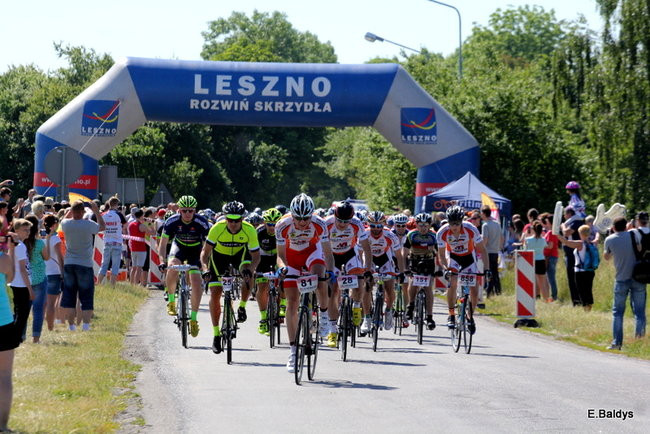 Kolarze na trasie. Grzegorz Brzechwa apeluje o rozwagę  (zdjęcia ze startu)