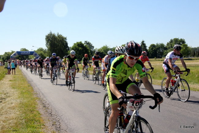 Kolarze na trasie. Grzegorz Brzechwa apeluje o rozwagę  (zdjęcia ze startu)