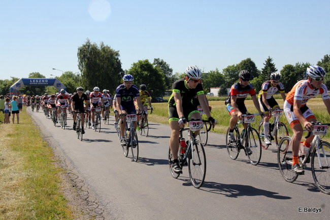 Kolarze na trasie. Grzegorz Brzechwa apeluje o rozwagę  (zdjęcia ze startu)