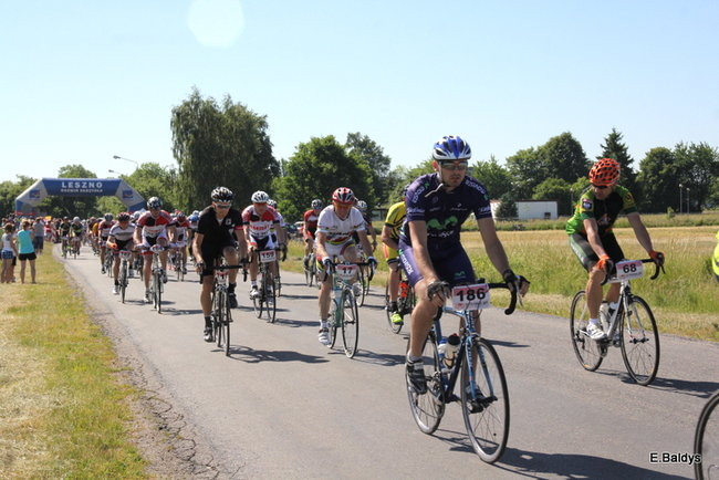 Kolarze na trasie. Grzegorz Brzechwa apeluje o rozwagę  (zdjęcia ze startu)