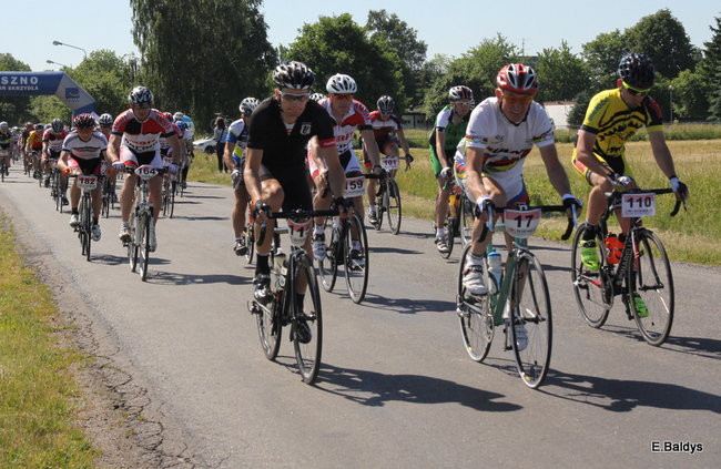 Kolarze na trasie. Grzegorz Brzechwa apeluje o rozwagę  (zdjęcia ze startu)